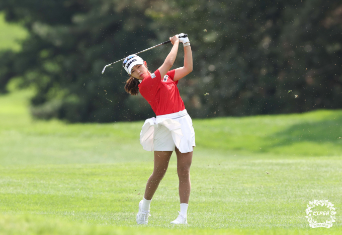 KLPGA 투어 KB금융 스타 챔피언십 1라운드 단독 선두 배소현. /사진= KLPGA