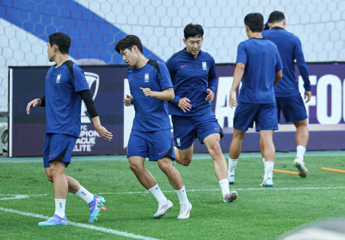 손흥민과 이강인이 5일 저녁  서울월드컵경기장에서 열리는 팔레스타인과의 2026 국제축구연맹(FIFA) 북중미월드컵 아시아지역 3차 예선에 선발 출장한다. 사진은 대표팀 선수들이 지난 4일 훈련을 진행하는 모습. /사진=뉴스1    