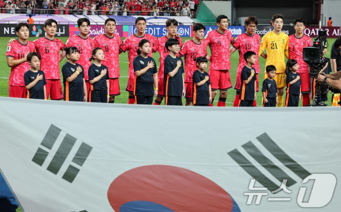 [사진] 애국가 부르는 대한민국 대표팀