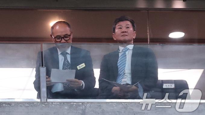 [사진] 홍명보호 첫 경기 찾은 정몽규 회장