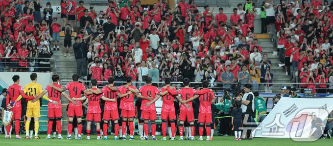 [사진] 국민의례 하는 축구 국가대표팀