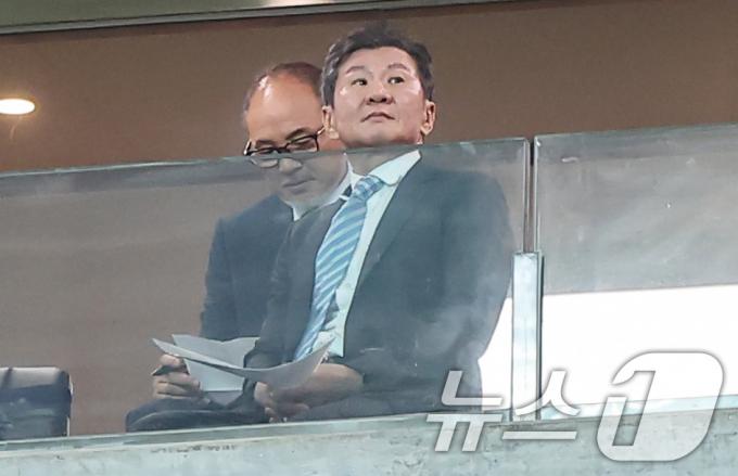 [사진] 팔레스타인전 관람하는 정몽규 회장