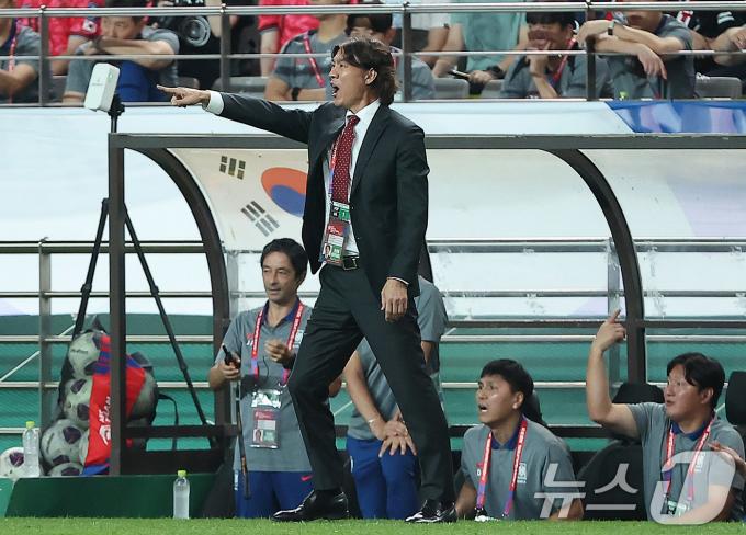 [사진] 홍명보 감독, 집중해!