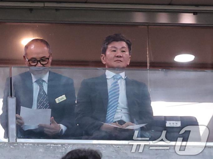 [사진] 월드컵 아시아 예선 경기 찾은 정몽규 회방