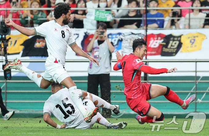 [사진] 팔레스타인 수비의 육탄 방어에 넘어지는 손흥민