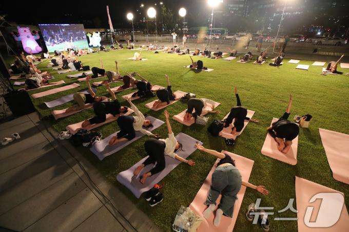 [사진] 늦여름밤 광장에서 함께하는 요가