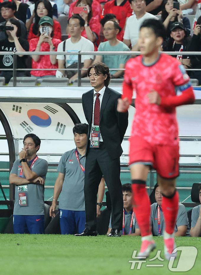 [사진] 굳은 표정의 홍명보 감독
