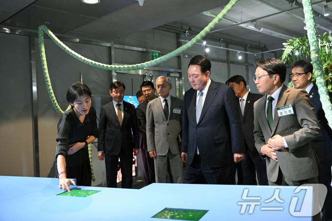 [사진] 광주비엔날레 한-아세안센터 특별전 찾은 윤석열 대통령