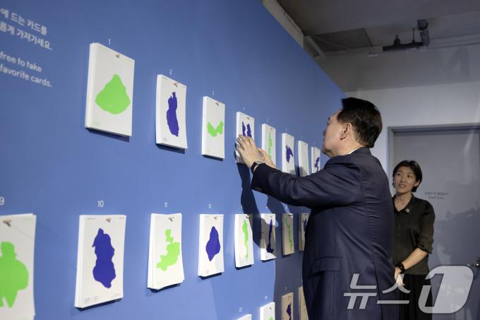 [사진] 윤석열 대통령, 광주비엔날레 한-아세안센터 특별전 관람