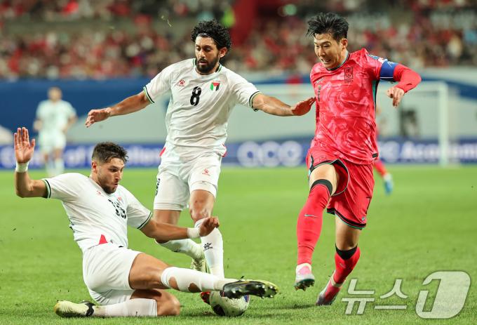 5일 오후 서울 마포구 서울월드컵경기장에서 열린 2026 국제축구연맹(FIFA) 북중미 월드컵 아시아 3차 예선 B조 1차전 대한민국과 팔레스타인의 경기, 대한민국 손흥민이 공격을 시도하고 있다. 2024.9.5/뉴스1 ⓒ News1 김도우 기자