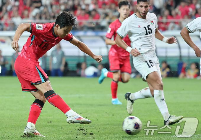 5일 오후 서울 마포구 서울월드컵경기장에서 열린 2026 국제축구연맹(FIFA) 북중미 월드컵 아시아 3차 예선 B조 1차전 대한민국과 팔레스타인의 경기, 전반 대한민국 이강인이 강력한 슈팅을 때리고 있다. 2024.9.5/뉴스1 ⓒ News1 김진환 기자