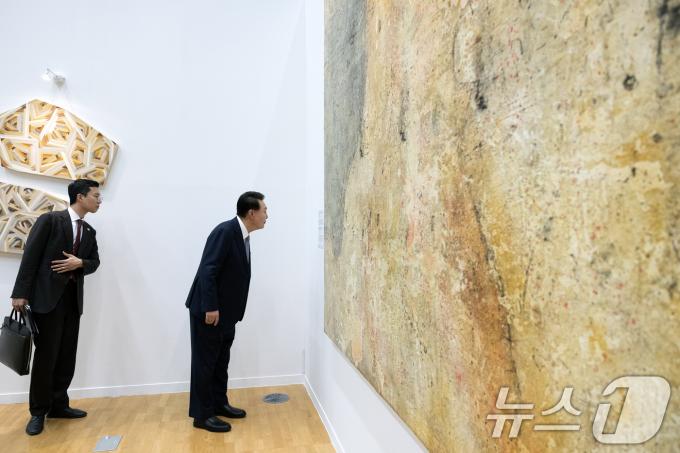 [사진] 윤석열 대통령, 광주비엔날레 한-아세안센터 특별전 관람