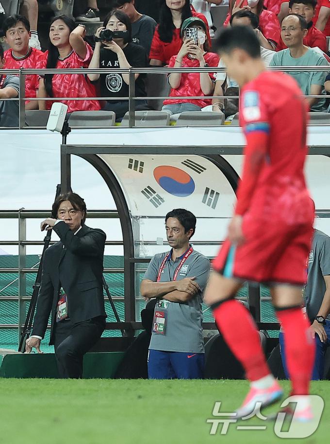 [사진] 홍명보 감독, 쉽지 않은 복귀전