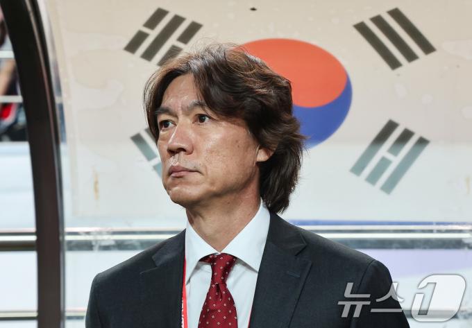 [사진] 경기 앞둔 홍명보 감독