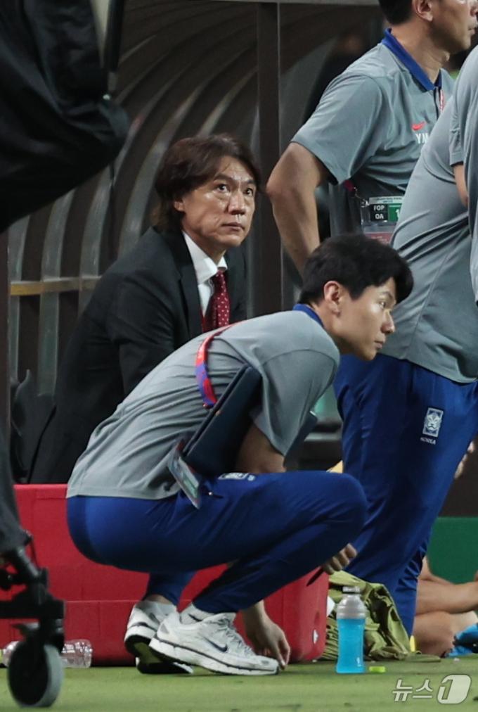 [사진] 홍명보 '10년 만의 경기…쉽지 않네'