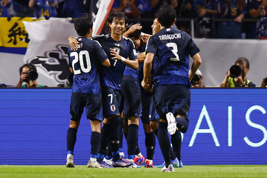 일본이 북중미월드컵 아시아지역 3차 예선 1차전 홈경기에서 중국을 7-0으로 완파했다. 사진은 이날 미나미노 타쿠미의 득점 이후 환호하는 일본 선수들. /사진=로이터