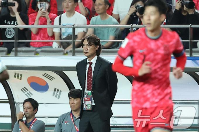 5일 오후 서울 마포구 서울월드컵경기장에서 열린 2026 국제축구연맹(FIFA) 북중미 월드컵 아시아 3차 예선 B조 1차전 대한민국과 팔레스타인의 경기, 전반 홍명보 축구대표팀 감독이 굳은 표정으로 경기를 지켜보고 있다. 2024.9.5/뉴스1 ⓒ News1 김진환 기자