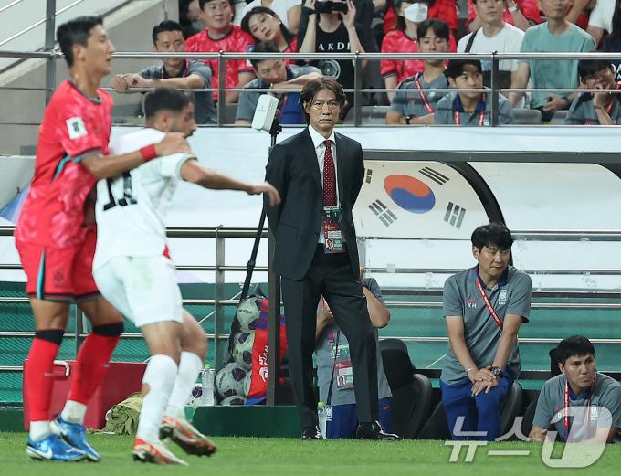 5일 오후 서울 마포구 서울월드컵경기장에서 열린 2026 국제축구연맹(FIFA) 북중미 월드컵 아시아 3차 예선 B조 1차전 대한민국과 팔레스타인의 경기, 홍명보 축구대표팀 감독이 전반 경기를 지켜보고 있다. 2024.9.5/뉴스1 ⓒ News1 김진환 기자