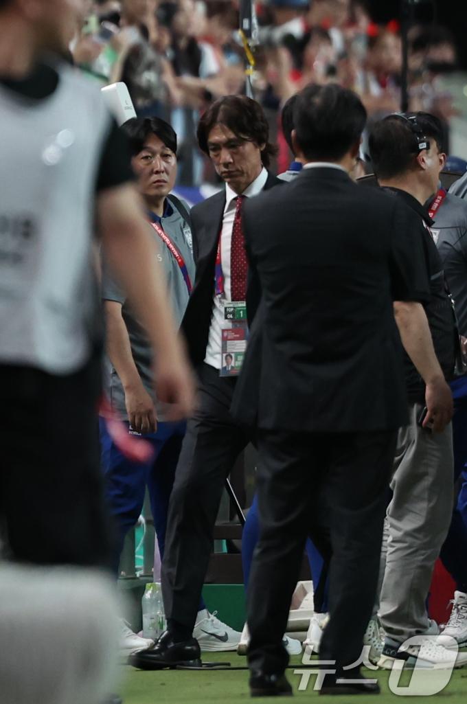 [사진] 굳은 표정의 홍명보 '약체 팔레스타인 상대로 무승부'