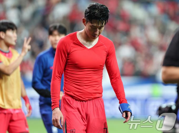 [사진] 고개 떨군 손흥민