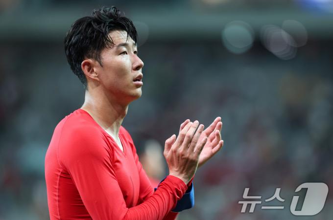 [사진] 관중에게 인사하는 손흥민