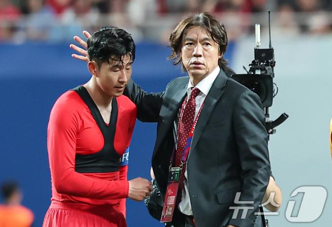[사진] 충격의 무승부 '굳은 표정의 손흥민과 홍명보 감독'