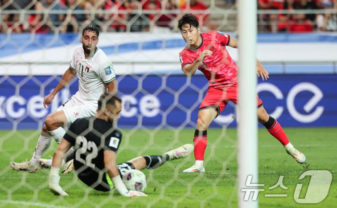 5일 오후 서울 마포구 서울월드컵경기장에서 열린 2026 국제축구연맹(FIFA) 북중미 월드컵 아시아 3차 예선 B조 1차전 대한민국과 팔레스타인의 경기, 대한민국 이강인이 슛을 시도하고 있다. 2024.9.5/뉴스1 ⓒ News1 김도우 기자