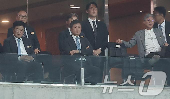 [사진] 팔짱 끼고 경기 지켜보는 정몽규 회장