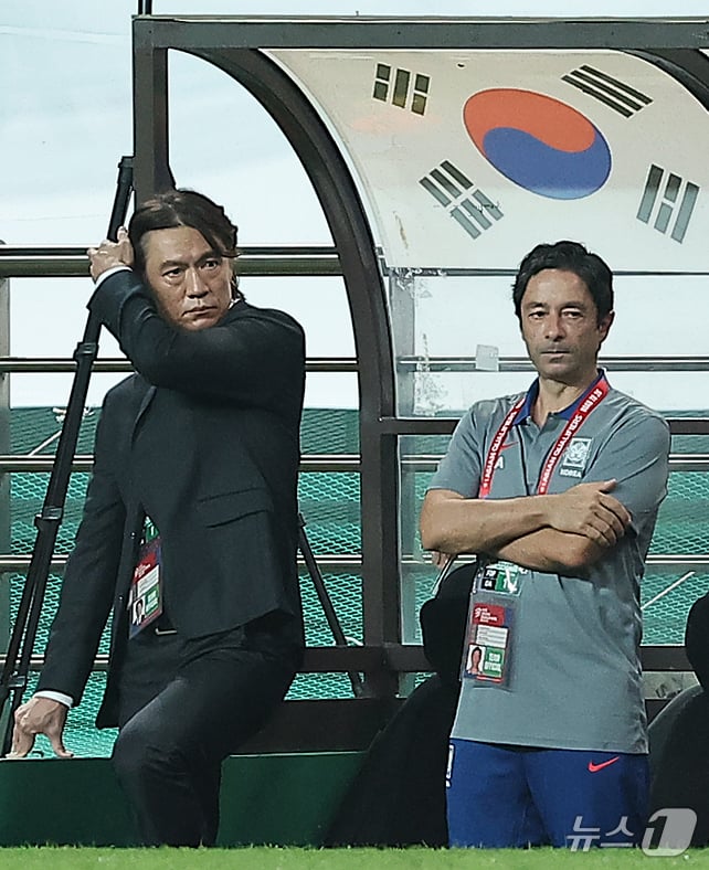[사진] 홍명보 감독·주앙 아로소 코치 '경기가 안풀려'