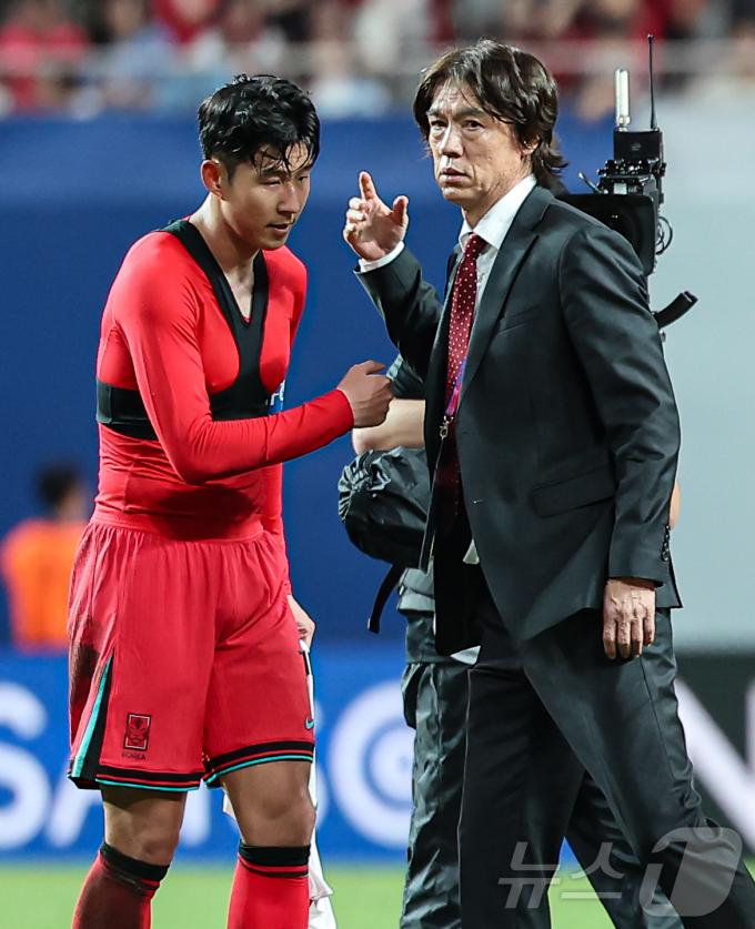 [사진] '굳은 표정의 손흥민과 홍명보 감독'