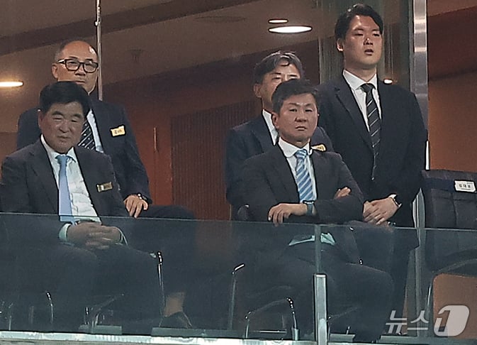 [사진] 경기 지켜보는 정몽규 회장