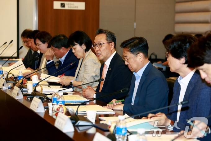 [사진] 보건의료데이터 정책심위위 주재하는 박민수 차관