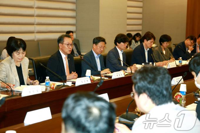 [사진] 모두발언하는 박민수 차관