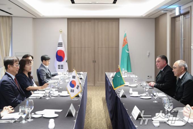 [사진] 박상우 장관, 투르크메니스탄 도시건설 위원장과 양자회담