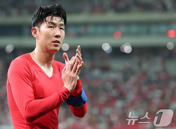 5일 오후 서울 마포구 서울월드컵경기장에서 열린 2026 국제축구연맹(FIFA) 북중미 월드컵 아시아 3차 예선 B조 1차전 대한민국과 팔레스타인의 경기, 팔레스타인을 상대로 0대0 무승부를 기록한 축구대표팀 손흥민이 경기 후 팬들에게 인사하고 있다. 2024.9.5/뉴스1 ⓒ News1 김진환 기자