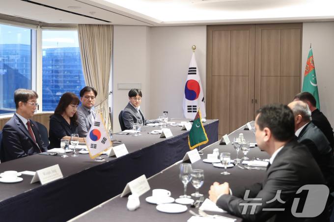 [사진] 투르크메니스탄 도시건설 위원장과 양자회담 갖는 박상우 장관
