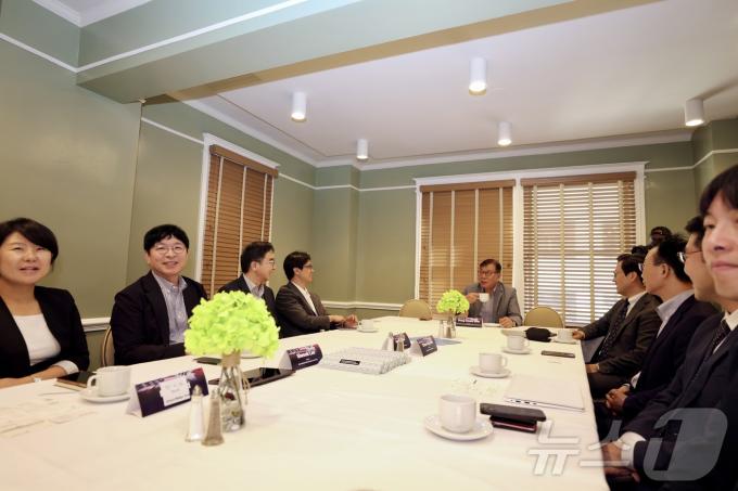 5일(현지시간) 미국 워싱턴DC에서 열린 한미관계 콘퍼런스에 참석한 이시욱 대외경제정책연구원(KIEP) 원장(왼쪽에서 두번째) 등 참석자들이 의견을 교환하고 있다.