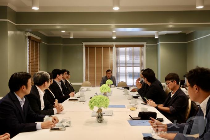 5일(현지시간) 미국 워싱턴DC에서 열린 언론인 초청 간담회에서 신동천 경제·인문사회연구회 이사장(가운데)이 발언하고 있다.