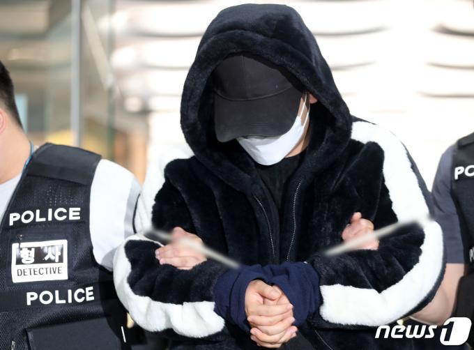 서울 강남구 학원가에 퍼진 '마약 음료' 사건 관련 제조 및 전달한 혐의를 받고 있는 20대 남성 길모씨가 10일 오후 서초구 서울중앙지방법원에서 열린 구속 전 피의자심문(영장실질심사)에 출석하고 있다. 2023.4.10/뉴스1 ⓒ News1 박세연 기자