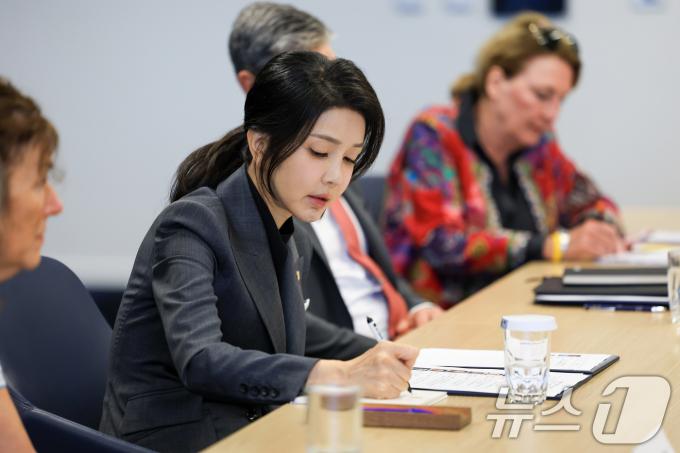 김건희 여사가 7월 11일(현지시간) 미국 워싱턴DC 민주주의진흥재단(NED)에서 진행된 북한인권간담회에서 참석하고 있다. (대통령실 제공) 2024.7.12/뉴스1 ⓒ News1 박지혜 기자