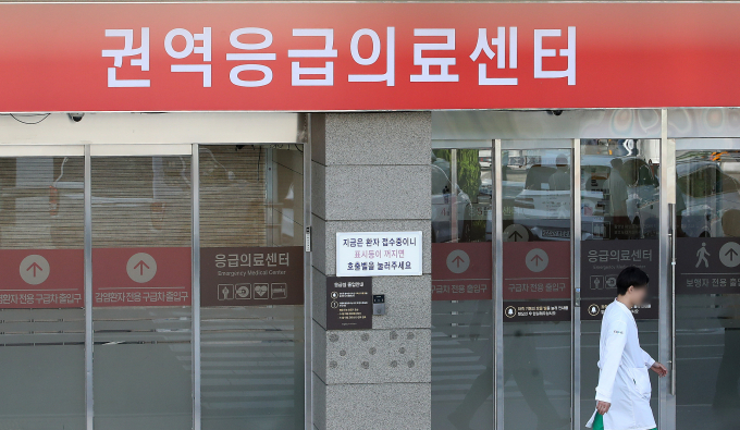 정부가 응급실 의료 대란을 막기 위해 파견한 군의관이 철수하거나 출근하지 않는 등 문제가 발생했다. 사진은 지난 4일 서울 양천구 목동 이대목동병원 권역응급의료센터 앞으로 의료진이 지나가는 모습. /사진=뉴스1