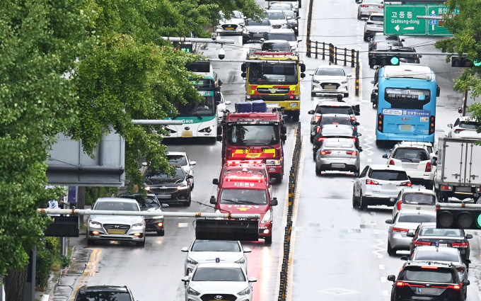 전남 구례군 광의면 주택에 화재가 일어나 주택 안에 있던 90대 남성과 80대 여성 노부부가 숨졌다. 사진은 을지훈련과 민방위훈련이 열린 지난달 22일 경기 수원시 팔달구 수원역 앞에서 소방차 길터주기 훈련이 실시되는 모습. 해당 기사와 상관없음. /사진=뉴시스 