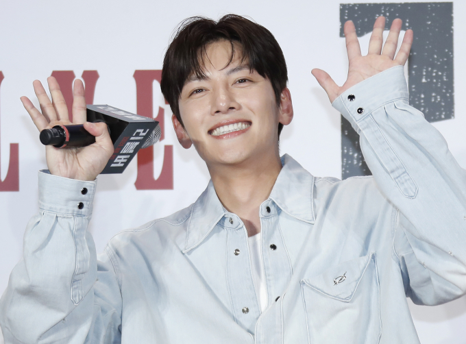 배우 지창욱이 영화 '리볼버' 무대인사에서 만난 팬을 찾아나섰다. 사진은 지난 7월 서울 강남구 메가박스 코엑스에서 열린 영화 '리볼버'(감독 오승욱) 쇼케이스에 참석한 배우 지창욱. /사진=뉴스1