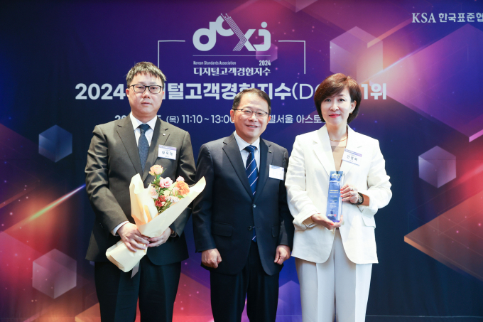 LG유플러스가 한국표준협회 주관 ‘2024 디지털고객경험지수’ 평가에서 이동통신 부문 단독 1위를 차지했다. 사진은 시상식에서 기념 사진을 촬영하는 방욱재 LG유플러스 디지털커머스개발Lab장(왼쪽)과 전경혜 LG유플러스 디지털CX담당(오른쪽)의 모습. /사진=LG유플러스 제공