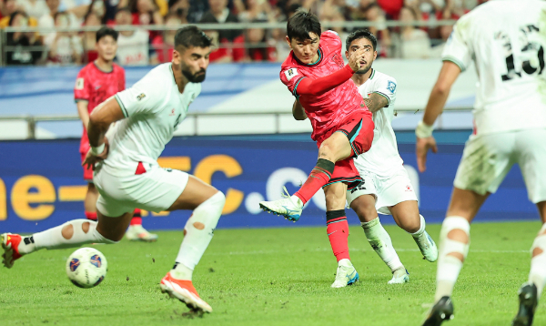  2026 북중미 월드컵 아시아 지역 3차 예선 B조 1차전 대한민국과 팔레스타인 경기에서 0-0으로 비긴 뒤 황인범이 "다음 홈경기 더 좋은 모습을 보이겠다"고 밝혔다. 사진은 팔레스타인과의 경기에서의 황인범. /사진=뉴시스