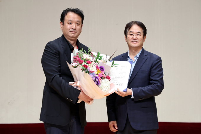 이동환 고양특례시장(오른쪽)이 5일 우수제안자에게 상을 수여한 뒤  기념촬영을 하고 있다. /사진제공=고양특례시
