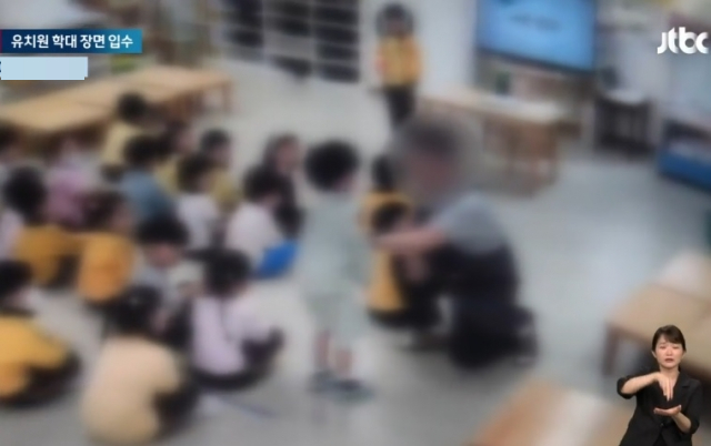 대구 한 유치원 남교사가 6살 아이들을 학대한 것으로 밝혀진 가운데 CCTV에는 아이의 목을 조르는 등의 장면까지 고스란히 담겨 있었다./사진=JTBC 방송캡처