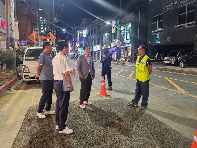 이현재 하남시장이 신장시장변 전선지중화 사업현장을 방문하여 공사 진행을 살피고있다 / 사진제공=하남시