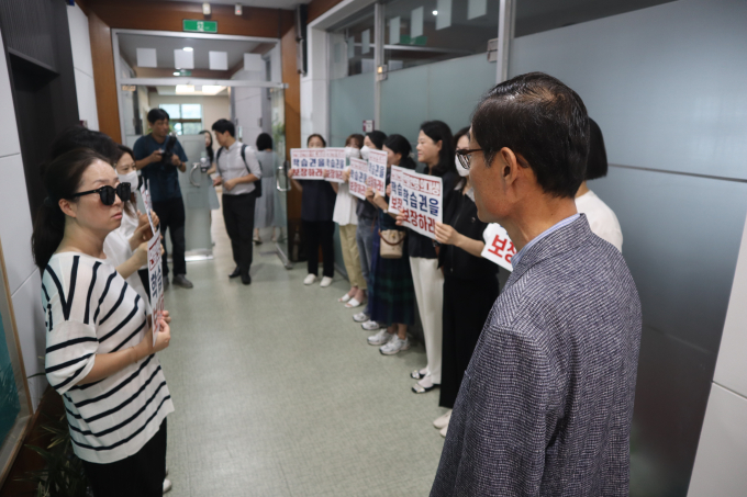 전국 의과대학 중 증원 폭이 가장 큰 충북대학교 의과대학 학부모들이 의대 증원 백지화를 촉구하며 대학 총장실에서 피켓시위를 벌였다. 충북대학교 의과대학 학부모들이 충북대 총장실에서 피켓 시위를 하는 모습. /사진=뉴스1