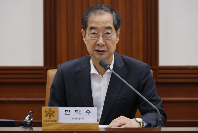 한덕수 국무총리가 사전 인증, 배터리 제조사·제작기술 등 주요정보 공개 의무화를 전기차 화재 안전관리 대책으로 마련했다고 말했다. 사진은 한 총리가 6일 서울 종로구 정부서울청사에서 열린 국정현안관계장관회의에 참석해 발언하는 모습. /사진=뉴시스
